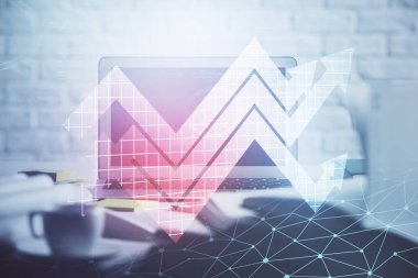 Bilgisayar masaüstünde, okların hologramını gösteriyor. Çifte maruziyet. Başarı kavramı.