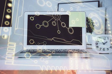 Teknoloji temalı çizim ve bilgisayarla çalışma alanı. Çifte maruziyet. Yenilik kavramı.