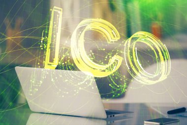 Blockchain temalı holograma ve bilgisayar arkaplanlı masaya çoklu maruz kalma. Bitcoin şifreleme para birimi kavramı.