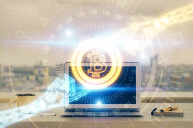 Engelleme zinciri ve kripto ekonomi temalı hologram ve bilgisayar geçmişi olan bir masa. Bitcoin kripto para kavramı.