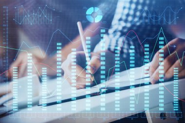 İki adamın hisse senedi piyasası grafiğiyle yatırım planladığı çok sayıda olay.