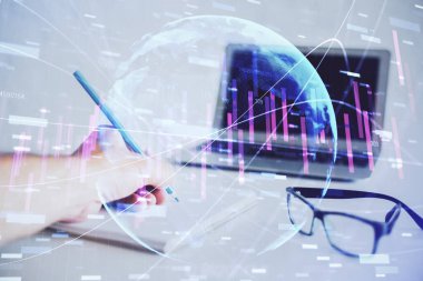 Hisse senedi piyasası ön grafiğiyle insan ellerine çoklu pozlama.