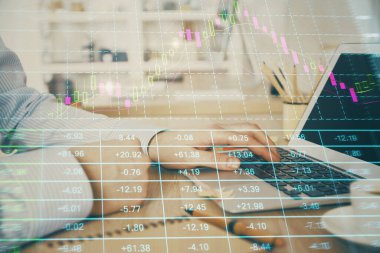 Arka planda bilgisayar üzerinde çalışan adam ile borsa grafiği çoklu pozlama. Finansal analiz kavramı.