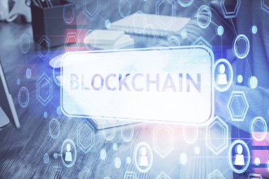 Arka planda bilgisayar üzerinde çalışan bir iş adamıyla engelleme temalı Hud. Kripto zinciri kavramı. Çift pozlama.