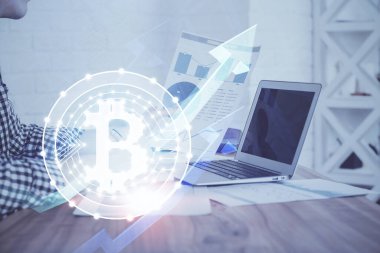 Arka planda bilgisayar üzerinde çalışan bir iş adamıyla engelleme temalı Hud. Kripto zinciri kavramı. Çift pozlama.