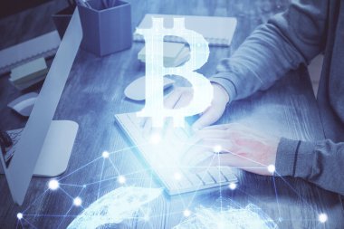 Arka planda bilgisayar üzerinde çalışan bir iş adamıyla engelleme temalı Hud. Kripto zinciri kavramı. Çoklu pozlama.