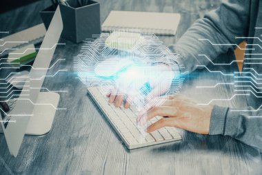 Bilgisayar geçmişi ve beyin temalı hologramı olan bir adam. Beyin fırtınası kavramı. Çift pozlama.