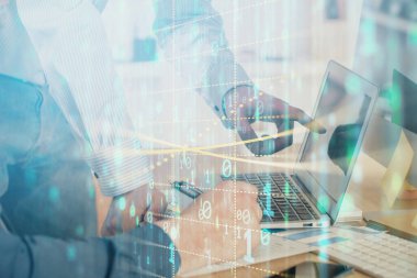 Bilgisayar geçmişi üzerinde çalışan bir adamla çok sayıda teknolojik çizime maruz kalmış. Yenilik kavramı.