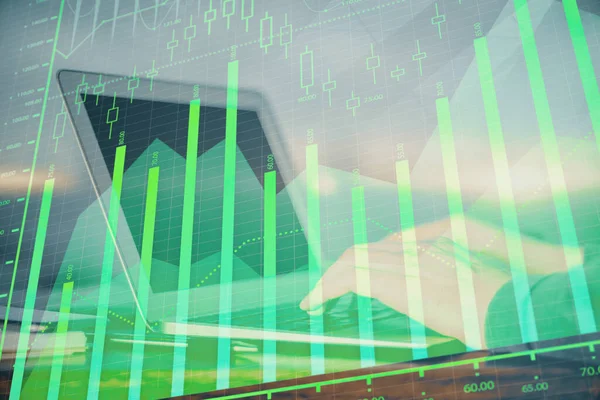 Arka planda dizüstü bilgisayar üzerinde çalışan adam ile borsa grafiği çift pozlama. Finansal analiz kavramı.