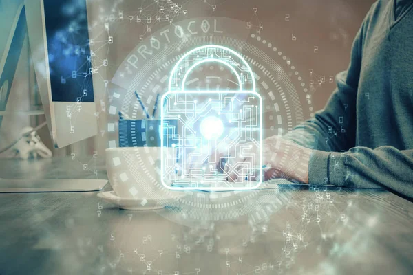 Multi exponering av låsikonen med mannen som arbetar på datorn på bakgrunden. Begreppet nätskydd. — Stockfoto