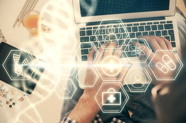 Bilgisayar klavyesini ve DNA hologramı çizimlerini yazarken çift pozlama. Üst Manzara. Tıp eğitimi kavramı.