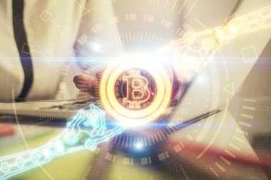 Bilgisayarda ve kripto piyasa temalı hologram çizimlerinde kadın elinin çifte pozu. Engelleme zinciri kavramı.
