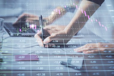 Bilgisayarda ve finansal grafik hologramında yazı yazan kadın ellerine çok maruz kalmış. Borsa analizi kavramı.