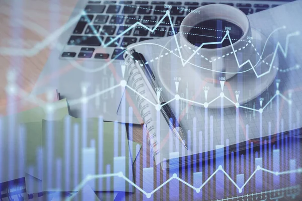 Doble exposición del dibujo gráfico de divisas y escritorio con café y artículos en el fondo de la mesa. Concepto de negociación en el mercado financiero —  Fotos de Stock