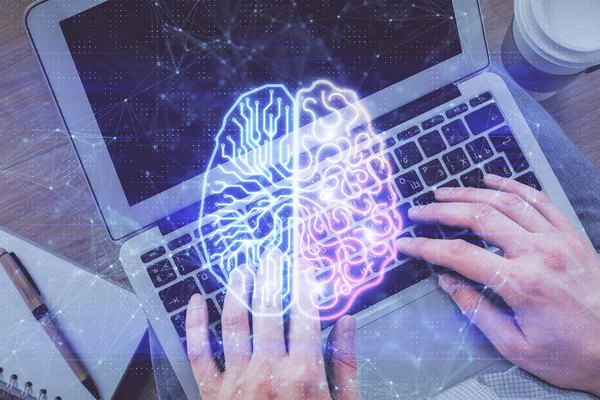 Dvojité vystavení mužských rukou psaní přes počítačovou klávesnici a kreslení hologramu mozku. Horní pohled. Koncept Ai a datové technologie. — Stock fotografie