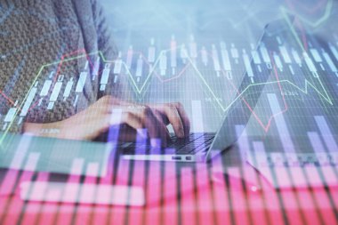 Bilgisayarda ve ön x grafik hologram çiziminde kadın eli yazarken çift pozlama. Borsa analizi kavramı.