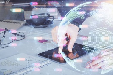 Erkeklerin el ele tutuşup dijital bir cihaz ve harita çizimine maruz kalmışlar. Uluslararası iş kavramı.