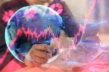 Erkeklerin el ele tutuşup telefon kullanırken ve uluslararası iş teması çizerken çift pozlama.