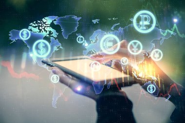 Ön x çizelgesine çift pozlama, hologram çizimi ve cep telefonu kullanan bir kadın. Finansal piyasa kavramı.