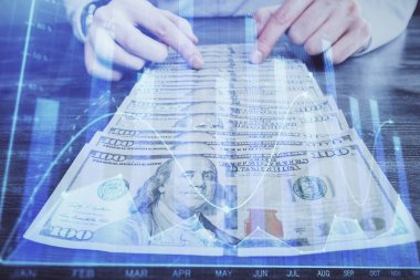 Forx grafiği, hologram, Amerikan dolarları ve insan eli çizimleri. Teknik Analiz kavramı.