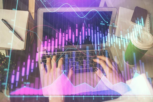 Dubbel exponering av kvinnliga händer skriva på dator och forex diagram hologram ritning. Begreppet aktiemarknad. — Stockfoto