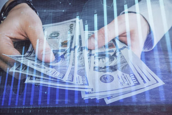 Multi blootstelling van de financiële grafiek tekenen hologram en Amerikaanse dollars rekeningen en man handen. Analyse concept. — Stockfoto