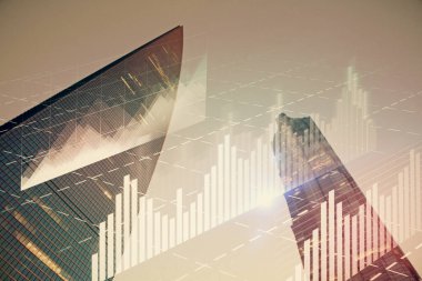 Yüksek binaların arka planında çoklu pozlama olan eski şehir haritası. Finansal araştırma kavramı.