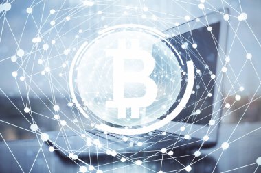 Engelleme zincirine ve kripto ekonomi temalı holograma ve bilgisayar arkaplanlı masaya çoklu maruz kalma. Bitcoin kripto para kavramı.