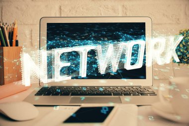 Arka planda kişisel bilgisayarı ve teknik tema çizimi olan iki kat masaüstü görüntüsü. Büyük Veri Kavramı.