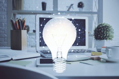 Bilgisayar ofisinde ampul simgesi hologramıyla birlikte. Çifte maruziyet. Fikir kavramı.