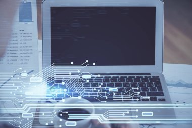 Dizüstü bilgisayar ve teknoloji temalı holograma çifte maruz kalma. Serbest çalışma kavramı.