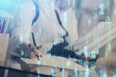 Arka plana veri teknolojisi hud 'u ile el yazısı yazan kadınların çoklu pozları. Büyük veri kavramı.