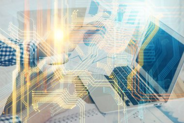 Arka planda bilgisayarla çalışan bir adamla dünya haritası hologramına çift pozlama. Dünya çapında ağ kavramı.