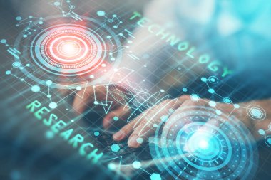 Veri temalı hologramın arka planda bilgisayar üzerinde çalışan bir adamla çoklu pozlandırılması. Yenilik kavramı.