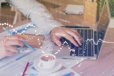 Veri temalı hologramın arka planda bilgisayarla çalışan bir adam tarafından çifte maruz bırakılması. Yenilik kavramı.