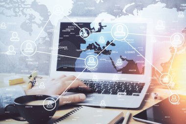 Arka planda bilgisayarla çalışan bir adamın bulunduğu medya ağı temalı hologram. İnternet iletişimi kavramı. Çift pozlama.