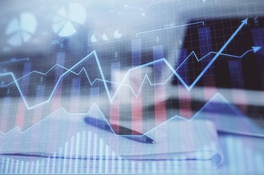 Finansal grafik çizimleri ve açık defter arkaplanı olan bir masa. Önx pazarı kavramı