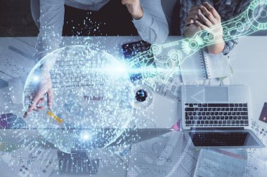 Kadın ve erkeğin birlikte çalışması ve veri temalı hologram çizimi. Bilgisayar arkaplanı. Üst Görünüm.