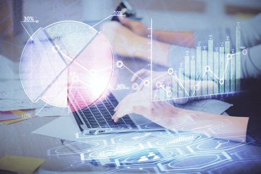 Bilgisayarda ve finansal grafik hologramında yazı yazan kadın ellerine çoklu maruz kalma. Borsa analizi kavramı.