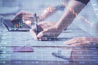Bilgisayarda ve finansal grafik hologramında yazı yazan kadın ellerine çok maruz kalmış. Borsa analizi kavramı.