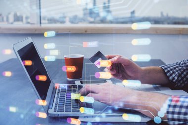 Elinde kredi kartı ve veri teması çizimi olan bir adamın ellerine iki kez maruz kalmış. E-ticaret ve teknoloji kavramı.