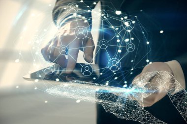 Bir erkeğin elini tutarken ve telefon ve sosyal ağ teması kullanırken çift pozlama.