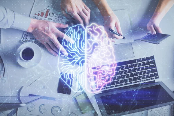 Doppelbelichtung von Mann und Frau, die zusammenarbeiten, und menschliche Gehirn-Hologramm-Zeichnung. Brainstormkonzept. Computerhintergrund. Ansicht von oben. — Stockfoto