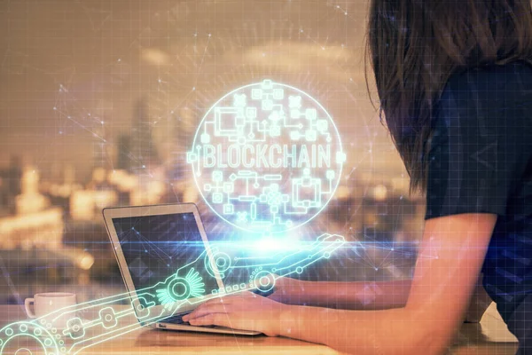 Doppelbelichtung weiblicher Hände beim Tippen auf Computern und Krypto-Markt Thema Hologrammzeichnung. Blockchain-Konzept. — Stockfoto