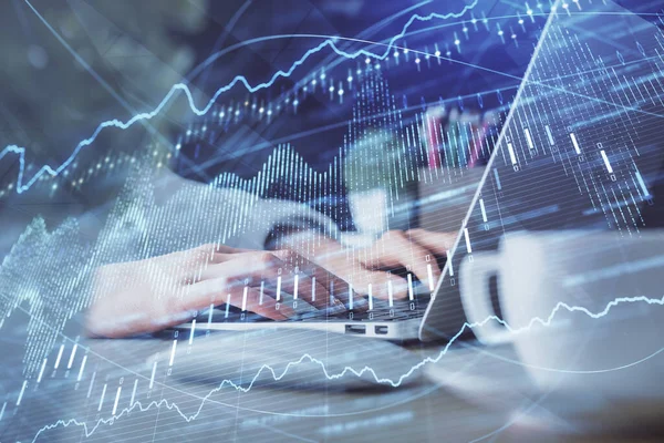 Dubbel exponering av kvinnliga händer skriva på dator och forex diagram hologram ritning. Begreppet aktiemarknad. — Stockfoto