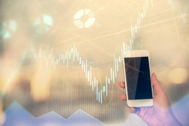 Ön x çizelgesine çift pozlama, hologram çizimi ve cep telefonu kullanan bir kadın. Borsa konsepti.