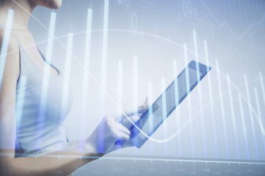 Ön x çizelgesine çift pozlama, hologram çizimi ve cep telefonu kullanan bir kadın. Borsa konsepti.