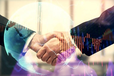 Forx grafik hologramı ve iki adamın el sıkışması. Borsa konsepti.