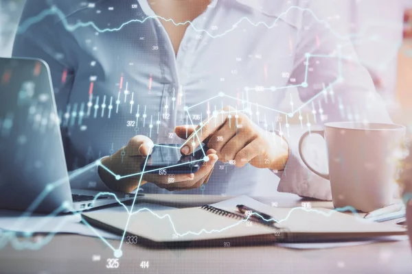 Dubbel exponering av Forex diagram skiss hologram och kvinna som håller och använder en mobil enhet. Begreppet finansmarknad. — Stockfoto