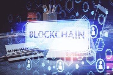 Engelleme zinciri ve kripto ekonomi temalı hologram ve bilgisayar geçmişi olan bir masa. Bitcoin kripto para kavramı.